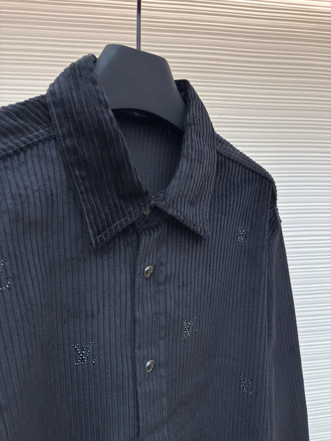 LOUIS VUITTON corduroy rhinestone shirt ●Authentic product: purchased and developed at 18700 ●Item number: 1680324-B70 ●Fabric: corduroy fabric ●Technology: rhinestone production ●Version: fitted version ●Weight: about 550 grams ●Size: XS-S-M-L ●Description: Made of non-elastic cotton corduroy fabric, one-inch 4-pit strips are fully matched to the width of the pattern, using fixed diamonds imported from the Middle East, scanning the Y-plate pattern to make the diamond support mold, hand-brushing two diamond combinations of 2 and 3 lithium, multiple pattern making to determine the temperature and time of the hot diamond to ensure the washing fastness of the finished product, large-size ironing table, the front and back of the entire cut piece are pressed once, the mold is opened to customize the aluminum alloy five-claw four-close buckle, and the resin pattern flat bottom buckle is inlaid. The overall wiring is straight and delicate, the fabric is comfortable and soft, and the color is consistent without color difference. It can be matched with the same style to create a fashionable look and control various occasions. Customized accessories, complete with three standards, same style for men and women!